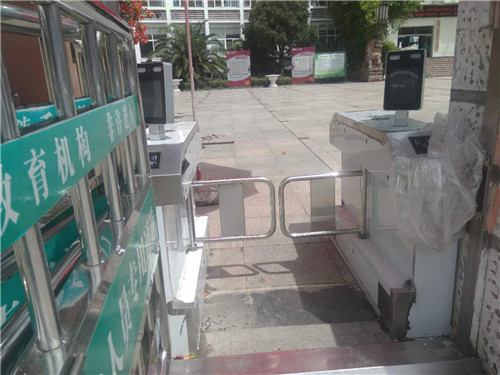 南皮祝贺汉中市龙岗学校人脸识别闸机伴侣安装完成